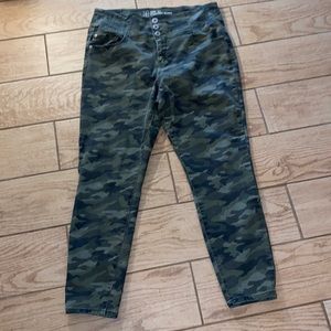 No Boundaries High Rise Sculpting Skinny Camo Straight Leg Pants - Green